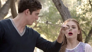 Isaac detiene una flecha disparada por Allison a Lydia.