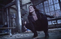 Jennifer arrive et se bat