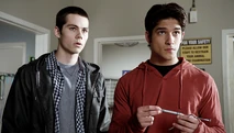 Stiles et Scott écoutent le plan de Deaton