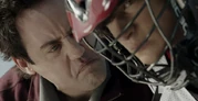 Le coach Finstock disant à Scott de recommencer son tire pendant un entraînement de lacrosse