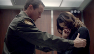 Der Sheriff tröstet Allison Argent