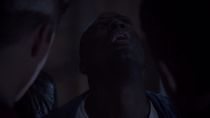 Boyd asesiando por Derek.
