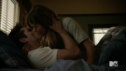 MALIA ET STILES KISS