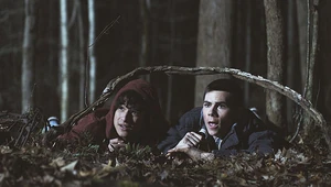 Scott y Stiles espían la escena del crimen.