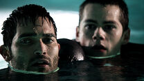 Stiles doit aider Derek à ne pas se noyer