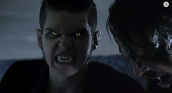 Qgrjirnvvmkjgf1emjko.jpg (14 kB) Theo mostrando su rostro transformado en hombre lobo