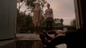 Lydia y Kira encuentran a un hombre muerto.