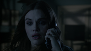 Holland-Roden-Lydia-phone-Teen-Wolf-Season-6-Episode-11-Said-the-Spider-to-the-Fly