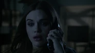 Holland-Roden-Lydia-phone-Teen-Wolf-Season-6-Episode-11-Said-the-Spider-to-the-Fly.png (469 KB)