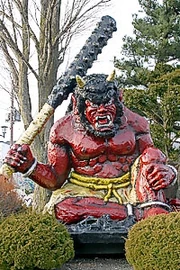 Estatua de Oni armado