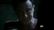 Los ojos de Parrish brillan igual que el fuego