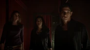 Malia, Kira et Scott dans une couloir de la discothèque.