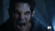 Tyler-Posey-Scott-alpha-werewolf-shift-Teen-Wolf-Season-6-Episode-10-Riders-on-the-Storm