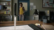 Sibongile-Mlambo-Tamora-Monroe-knife-on-desk-Teen-Wolf-Season-6-Episode-12-Raw-Talent.png (514 kio)