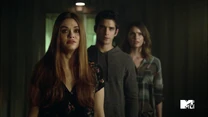 Holland-Roden-Tyler-Posey-Shelley-Hennig-Lydia-Scott-Malia-Teen-Wolf-Season-6-Episode-10-Riders-on-the-Storm.jpg (69 KB)
