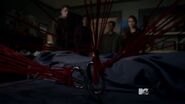 Les fils rouges dans la chambre de Stiles