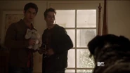 13.png (1 005 kio) Scott et Stiles font face à un chien.