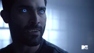 Tyler-Hoechlin-Derek-fear-werewolf-eyes-Teen-Wolf-Season-6-Episode-20-The-Wolves-of-War.jpg (195 KB)