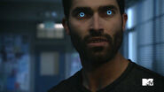 Tyler-Hoechlin-Derek-werewolf-eyes-Teen-Wolf-Season-6-Episode-20-The-Wolves-of-War