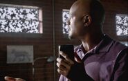 Deaton va se faire enlever et prévient Scott