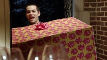 Stiles vient à l'anniversaire de Lydia chargé