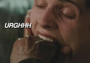 Deaton en train d'attraper la mouche du nogitsune dans la gorge de Isaac