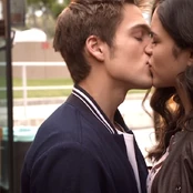 Hayden y Liam besándose en el aparcamiento del instituto