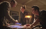 1 Chris Argent, Allison et Stiles3.11.jpg (113 kio) Les Argent et Stiles tentent de trouver un plan.
