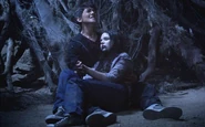 Derek Hale hält seine tote Freundin in den Armen
