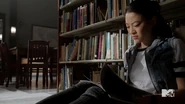 Teen Wolf Season 5 Episode 6 Required Reading Kira is trying to read the Book.jpg (90 kio)