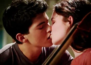 Derek et Paige qui s'embrassent