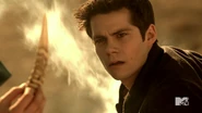 Teen Wolf Season 4 Episode 401 The Dark Moon boney claw that stopped Stiles Jeep.png (1,04 Mio)