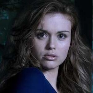 Holland Roden Teen Wolf Wiki Fandom Holland roden, who plays lydia martin on mtv's teen wolf, arrived at the premiere screening of season 2 for the show in a mixed media dress by amit gt with a cool, futuristic silhouette. holland roden teen wolf wiki fandom