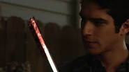 Tyler-Posey-Scott-bloody-lacrosse-stick-Teen-Wolf-Season-6-Episode-13-After-Images.png (639 КБ)