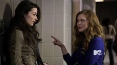 Allison et Lydia discutent.