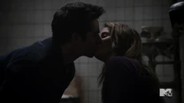 Teen Wolf Season 4 Episode 401 The Dark Moon Malia clears her head with a kiss.png (526 KB)