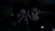 Scott et Isaac parlant avec Stiles