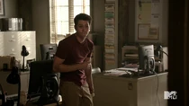 Teen Wolf Season 4 Episode 12 Smoke & Mirrors handcuffed Stiles face.png (1.01 MB)