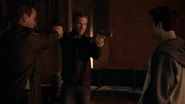 M.Argent l'arme pointée sur Stiles