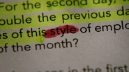 Malia makiert in ihrem Buch das Wort "Style" mit Rot, doch es erinnert sie an etwas bzw. jemanden.