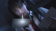 Xiaoyu merodeando a escondidas con una linterna en la boca, leyendo información sobre Shin.