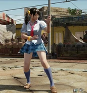 Xiaoyu con la personalización de su uniforme escolar.
