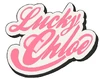 Logo Lucky Chloe sur le dos de sa tenue