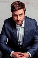 Álvaro Gómez como Claudio Santa Cruz