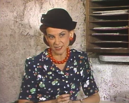 Emilia en A la Sombra del Ángel (TVN, 1989)
