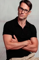 Ignacio Garmendia como Mateo Santa Cruz