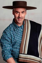 Carlos Díaz como Luciano Santa Cruz