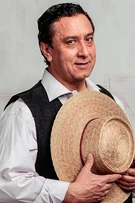 Otilio Castro como Juvenal Reyes