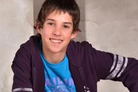 Nicolás Vigneaux como Vicente Amstrong