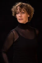 Adriana Lyon (Claudia Di Girólamo)